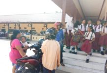 Mabis Jangan Sampai Menciderai Siswa HARI PERTAMA. Suasana hari pertama masuk sekolah di SMPN 1 Ngabang, Senin (9/7). Antonius-RK