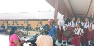 Mabis Jangan Sampai Menciderai Siswa HARI PERTAMA. Suasana hari pertama masuk sekolah di SMPN 1 Ngabang, Senin (9/7). Antonius-RK