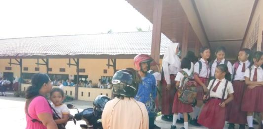Mabis Jangan Sampai Menciderai Siswa HARI PERTAMA. Suasana hari pertama masuk sekolah di SMPN 1 Ngabang, Senin (9/7). Antonius-RK