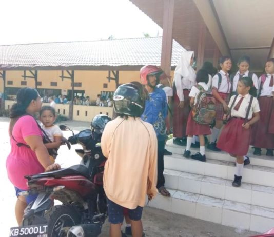 Mabis Jangan Sampai Menciderai Siswa HARI PERTAMA. Suasana hari pertama masuk sekolah di SMPN 1 Ngabang, Senin (9/7). Antonius-RK