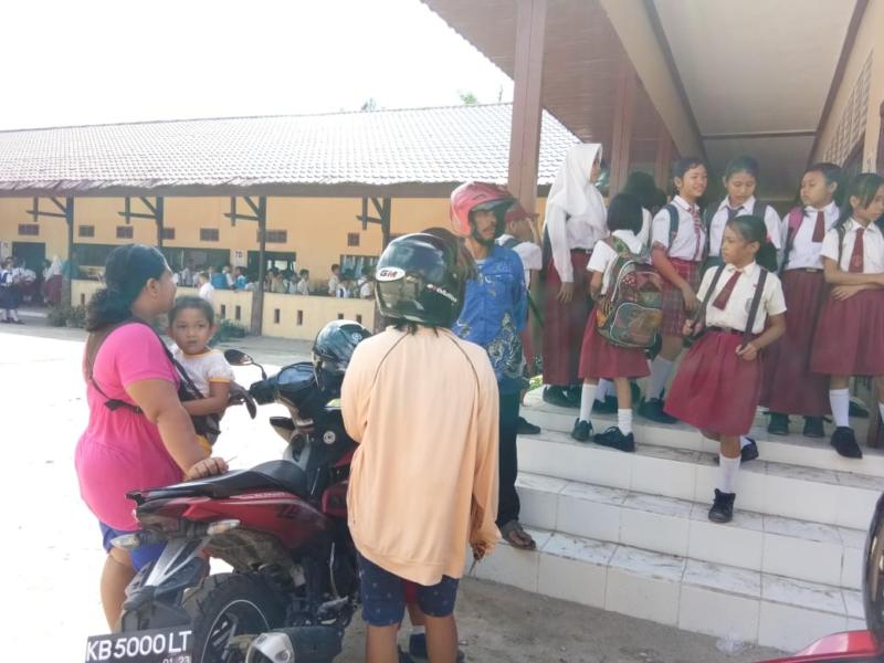 HARI PERTAMA. Suasana hari pertama masuk sekolah di SMPN 1 Ngabang, Senin (9/7). Antonius-RK