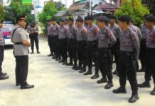 Polsek Mandor Lepas Pasukan Polda Kalbar PELEPASAN. Kapolsek Mandor Iptu Anuar Syarifudin memimpin apel pelepasan Pasukan BKO Polda Kalbar di halaman Mapolsek Mandor, Kamis (12/7)--Antonius/RK