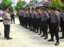 PELEPASAN. Kapolsek Mandor Iptu Anuar Syarifudin memimpin apel pelepasan Pasukan BKO Polda Kalbar di halaman Mapolsek Mandor, Kamis (12/7)--Antonius/RK