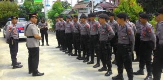 Polsek Mandor Lepas Pasukan Polda Kalbar PELEPASAN. Kapolsek Mandor Iptu Anuar Syarifudin memimpin apel pelepasan Pasukan BKO Polda Kalbar di halaman Mapolsek Mandor, Kamis (12/7)--Antonius/RK