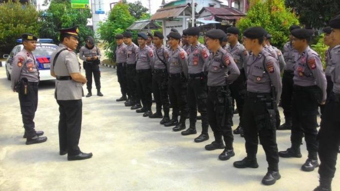 PELEPASAN. Kapolsek Mandor Iptu Anuar Syarifudin memimpin apel pelepasan Pasukan BKO Polda Kalbar di halaman Mapolsek Mandor, Kamis (12/7)--Antonius/RK