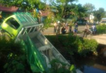 Rem Blong, Truk Bermuatan Semen Masuk Parit MASUK PARIT. Truk bermuatan semen masuk parit persis di depan Kantor Sat Pol PP KKU, Jumat (13/7)--Kamiriluddin