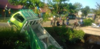 Rem Blong, Truk Bermuatan Semen Masuk Parit MASUK PARIT. Truk bermuatan semen masuk parit persis di depan Kantor Sat Pol PP KKU, Jumat (13/7)--Kamiriluddin