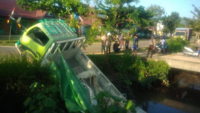 MASUK PARIT. Truk bermuatan semen masuk parit persis di depan Kantor Sat Pol PP KKU, Jumat (13/7)--Kamiriluddin