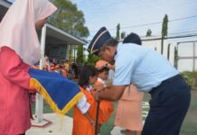 Danlanud Semangati Murid Baru TK Angkasa PENYEMATAN. Danlanud Supadio Marsma TNI Minggit Tribowo menyematkan tanda peserta kepada kedua perwakilan perserta didik TK Angkasa Lanud Supadio, tahun pendidikan 2018/2019, Senin (16/7)--Penerangan Lanud Supadio for RK