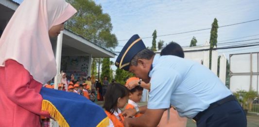Danlanud Semangati Murid Baru TK Angkasa PENYEMATAN. Danlanud Supadio Marsma TNI Minggit Tribowo menyematkan tanda peserta kepada kedua perwakilan perserta didik TK Angkasa Lanud Supadio, tahun pendidikan 2018/2019, Senin (16/7)--Penerangan Lanud Supadio for RK