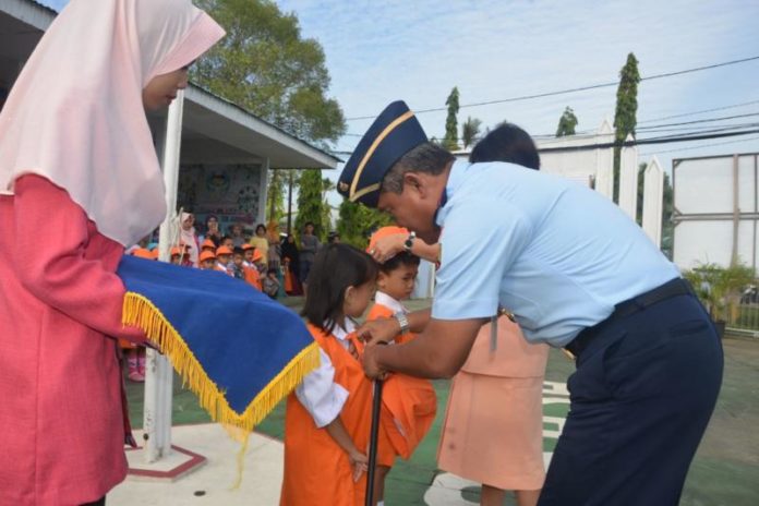 PENYEMATAN. Danlanud Supadio Marsma TNI Minggit Tribowo menyematkan tanda peserta kepada kedua perwakilan perserta didik TK Angkasa Lanud Supadio, tahun pendidikan 2018/2019, Senin (16/7)--Penerangan Lanud Supadio for RK