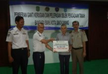 Pemkot Singkawang Ganti Rugi Lahan Bandara PEMBAYARAN. Kepala Dinas Perhubungan Kota Singkawang, Sumastro melakukan pembayaran secara simbolis kepada pemilik lahan, di Aula Dayang Resort Singkawang, Selasa (17/7) malam--Suhendra