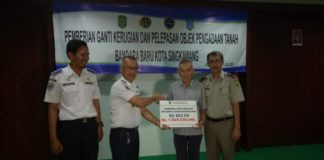 Pemkot Singkawang Ganti Rugi Lahan Bandara PEMBAYARAN. Kepala Dinas Perhubungan Kota Singkawang, Sumastro melakukan pembayaran secara simbolis kepada pemilik lahan, di Aula Dayang Resort Singkawang, Selasa (17/7) malam--Suhendra