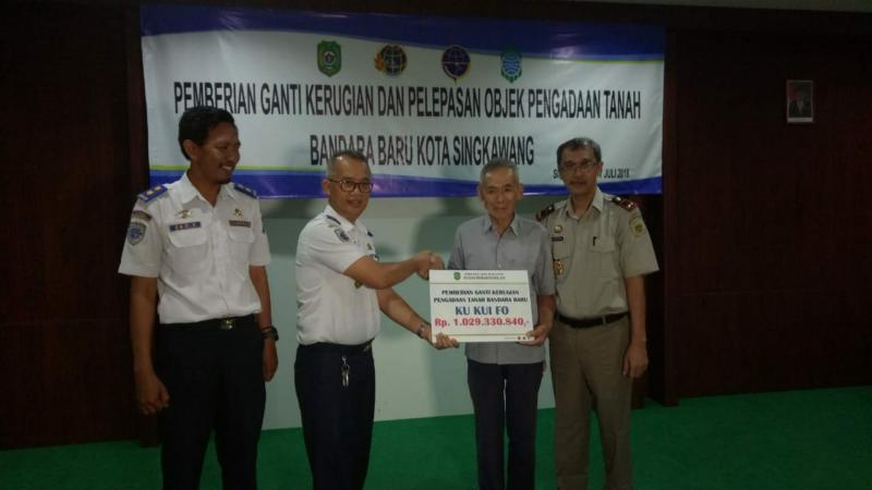 PEMBAYARAN. Kepala Dinas Perhubungan Kota Singkawang, Sumastro melakukan pembayaran secara simbolis kepada pemilik lahan, di Aula Dayang Resort Singkawang, Selasa (17/7) malam--Suhendra