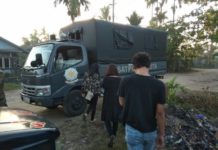 Kepergok Sekamar di Kos, TD dan SY Mengaku Saudaraan DIGIRING. Petugas menggiring TD dan SY dari kosnya untuk dibawa ke Mako Sat Pol PP Kota Pontianak, Kamis (19/7) pagi--Andi Ridwansyah