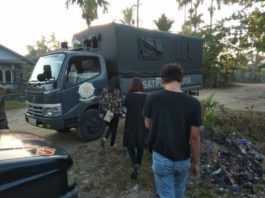 Kepergok Sekamar di Kos, TD dan SY Mengaku Saudaraan DIGIRING. Petugas menggiring TD dan SY dari kosnya untuk dibawa ke Mako Sat Pol PP Kota Pontianak, Kamis (19/7) pagi--Andi Ridwansyah