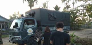 Kepergok Sekamar di Kos, TD dan SY Mengaku Saudaraan DIGIRING. Petugas menggiring TD dan SY dari kosnya untuk dibawa ke Mako Sat Pol PP Kota Pontianak, Kamis (19/7) pagi--Andi Ridwansyah