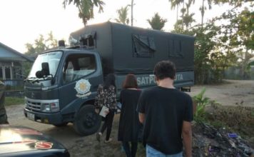 Kepergok Sekamar di Kos, TD dan SY Mengaku Saudaraan DIGIRING. Petugas menggiring TD dan SY dari kosnya untuk dibawa ke Mako Sat Pol PP Kota Pontianak, Kamis (19/7) pagi--Andi Ridwansyah