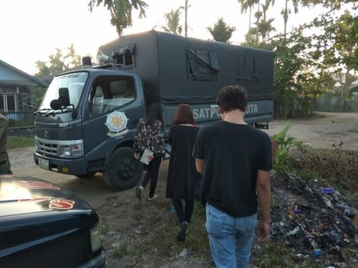 DIGIRING. Petugas menggiring TD dan SY dari kosnya untuk dibawa ke Mako Sat Pol PP Kota Pontianak, Kamis (19/7) pagi--Andi Ridwansyah