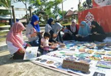 Komunitas Membaca dan Perpustakaan Jalanan Ramaikan CFD ANTUSIAS. Masyarakat dengan antusias membaca buku yang digelar Komunitas Membaca dan Perpustakaan Jalanan Singkawang di Jalan Merdeka, Singkawang, Minggu (22/7)—SUHENDRA/RK