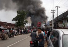 Pasar Selakau Membara, 11 Ruko Hangus AMUK JAGO MERAH. Suasana saat api membakar sebelas ruko di Kecamatan Selakau, Sambas, Minggu (22/7) siang. Warga for RK