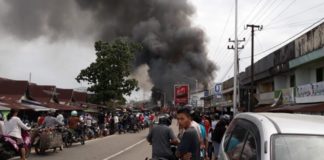 Pasar Selakau Membara, 11 Ruko Hangus AMUK JAGO MERAH. Suasana saat api membakar sebelas ruko di Kecamatan Selakau, Sambas, Minggu (22/7) siang. Warga for RK