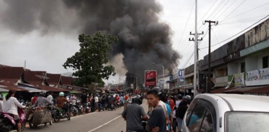Pasar Selakau Membara, 11 Ruko Hangus AMUK JAGO MERAH. Suasana saat api membakar sebelas ruko di Kecamatan Selakau, Sambas, Minggu (22/7) siang. Warga for RK