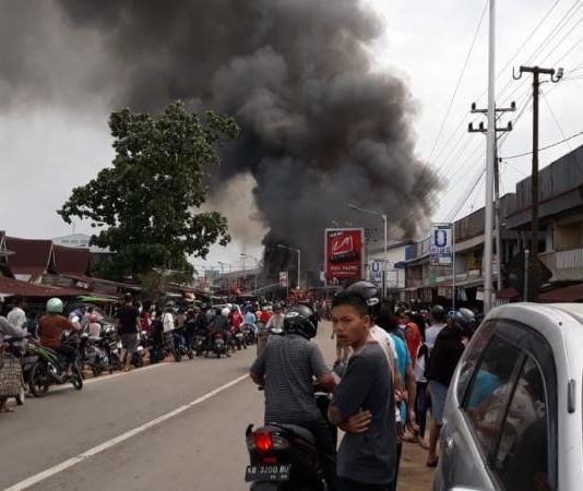 Pasar Selakau Membara, 11 Ruko Hangus AMUK JAGO MERAH. Suasana saat api membakar sebelas ruko di Kecamatan Selakau, Sambas, Minggu (22/7) siang. Warga for RK