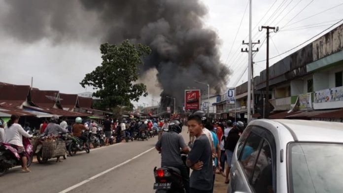 AMUK JAGO MERAH. Suasana saat api membakar sebelas ruko di Kecamatan Selakau, Sambas, Minggu (22/7) siang. Warga for RK