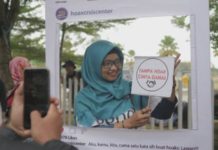 Berita Bohong Terus Disebar Bisa Jadi Alat ‘Cuci Otak’ BERPOSE. Seorang perwakilan komunitas tengah berpose di salah satu atribut kampanye antihoaks oleh HCC Kalbar di kawasan CFD, Jalan Ahmad Yani, Pontianak Selatan, Minggu (22/7)—Humas HCC for RK