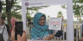 Berita Bohong Terus Disebar Bisa Jadi Alat ‘Cuci Otak’ BERPOSE. Seorang perwakilan komunitas tengah berpose di salah satu atribut kampanye antihoaks oleh HCC Kalbar di kawasan CFD, Jalan Ahmad Yani, Pontianak Selatan, Minggu (22/7)—Humas HCC for RK
