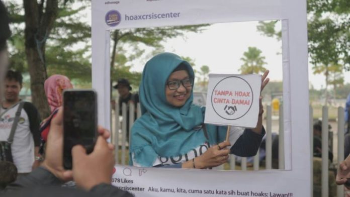 BERPOSE. Seorang perwakilan komunitas tengah berpose di salah satu atribut kampanye antihoaks oleh HCC Kalbar di kawasan CFD, Jalan Ahmad Yani, Pontianak Selatan, Minggu (22/7)—Humas HCC for RK BERPOSE. Seorang perwakilan komunitas tengah berpose di salah satu atribut kampanye antihoaks oleh HCC Kalbar di kawasan CFD, Jalan Ahmad Yani, Pontianak Selatan, Minggu (22/7)—Humas HCC for RK