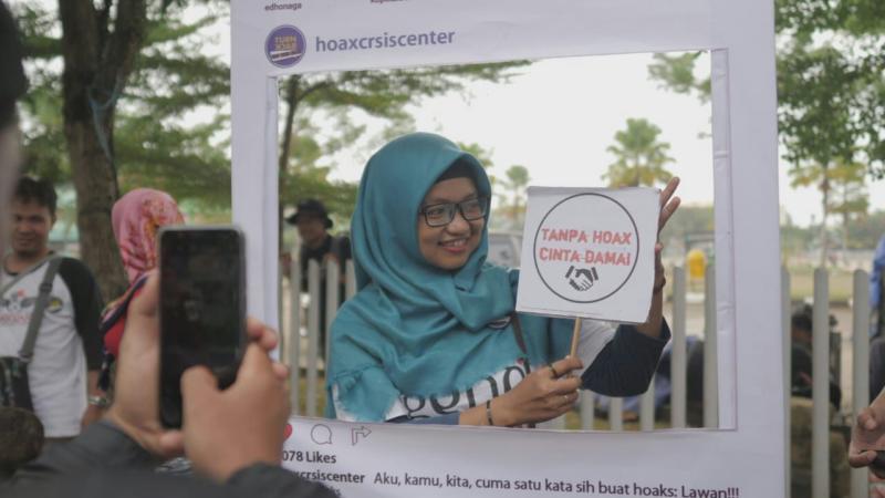 BERPOSE. Seorang perwakilan komunitas tengah berpose di salah satu atribut kampanye antihoaks oleh HCC Kalbar di kawasan CFD, Jalan Ahmad Yani, Pontianak Selatan, Minggu (22/7)—Humas HCC for RK