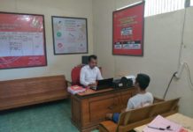 Bocah SD Jadi Korban Asusila Tetangganya TERSANGKA. HT saat menjalani pemeriksaan di Mapolsek Sajingan Besar—Polisi for RK