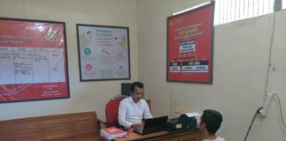 Bocah SD Jadi Korban Asusila Tetangganya TERSANGKA. HT saat menjalani pemeriksaan di Mapolsek Sajingan Besar—Polisi for RK