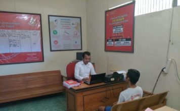 Bocah SD Jadi Korban Asusila Tetangganya TERSANGKA. HT saat menjalani pemeriksaan di Mapolsek Sajingan Besar—Polisi for RK