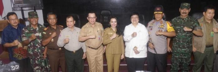 FOTO BERSAMA. Menteri LHK RI Siti Nurbaya foto bersama dengan Sekda Kalbar, Bupati Landak, serta beberapa Jajaran Forkopimda di Balai Petitih, Kantor Gubernur Kalbar, Senin (23/7). Humas Pemprov for RK