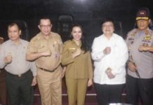 Tangani Karhutla Jangan Ada Istilah Ribet FOTO BERSAMA. Menteri LHK RI Siti Nurbaya foto bersama dengan Sekda Kalbar, Bupati Landak, serta beberapa Jajaran Forkopimda di Balai Petitih, Kantor Gubernur Kalbar, Senin (23/7). Humas Pemprov for RK