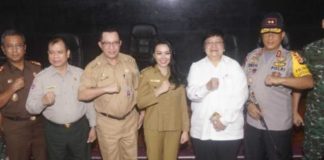 Tangani Karhutla Jangan Ada Istilah Ribet FOTO BERSAMA. Menteri LHK RI Siti Nurbaya foto bersama dengan Sekda Kalbar, Bupati Landak, serta beberapa Jajaran Forkopimda di Balai Petitih, Kantor Gubernur Kalbar, Senin (23/7). Humas Pemprov for RK