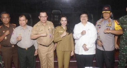 FOTO BERSAMA. Menteri LHK RI Siti Nurbaya foto bersama dengan Sekda Kalbar, Bupati Landak, serta beberapa Jajaran Forkopimda di Balai Petitih, Kantor Gubernur Kalbar, Senin (23/7). Humas Pemprov for RK