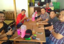 Jalin Kedekatan dengan Media Massa KOORDINASI. Kapolsek Mandor, Iptu Anuar Syarifudin, bersama awak media berkoordinasi, jalin silaturahmi, Selasa (24/7). Anggota Polsek for Rakyat Kalbar