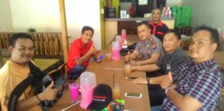 Jalin Kedekatan dengan Media Massa KOORDINASI. Kapolsek Mandor, Iptu Anuar Syarifudin, bersama awak media berkoordinasi, jalin silaturahmi, Selasa (24/7). Anggota Polsek for Rakyat Kalbar