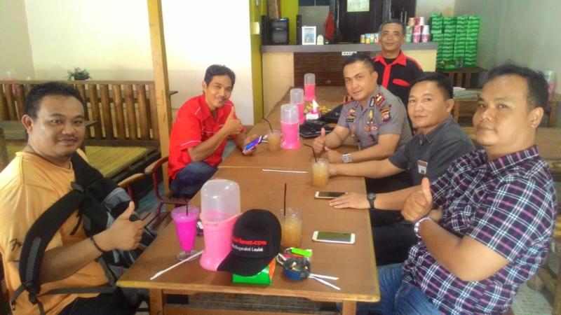 KOORDINASI. Kapolsek Mandor, Iptu Anuar Syarifudin, bersama awak media berkoordinasi, jalin silaturahmi, Selasa (24/7). Anggota Polsek for Rakyat Kalbar