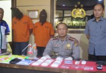 Dua Pengedar Sabu Dibekuk di Komplek Pemda KONFERENSI PERS. Kombes Pol Wawan Kristyanto menunjukkan dua tersangka dan sejumlah barang bukti kasus penyalahgunaan dan peredaran narkoba di Mapolresta Pontianak, Selasa (24/7) sore—Andi Ridwansyah/RK