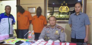 Dua Pengedar Sabu Dibekuk di Komplek Pemda KONFERENSI PERS. Kombes Pol Wawan Kristyanto menunjukkan dua tersangka dan sejumlah barang bukti kasus penyalahgunaan dan peredaran narkoba di Mapolresta Pontianak, Selasa (24/7) sore—Andi Ridwansyah/RK