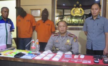 Dua Pengedar Sabu Dibekuk di Komplek Pemda KONFERENSI PERS. Kombes Pol Wawan Kristyanto menunjukkan dua tersangka dan sejumlah barang bukti kasus penyalahgunaan dan peredaran narkoba di Mapolresta Pontianak, Selasa (24/7) sore—Andi Ridwansyah/RK