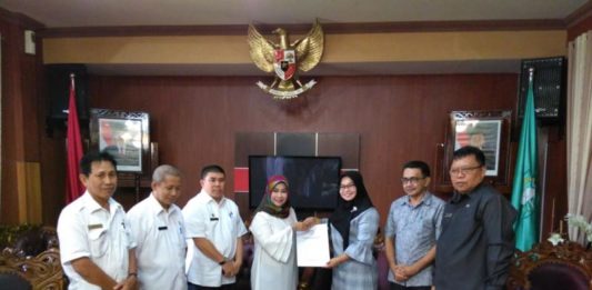 KPU Serahkan Hasil Penetapan Gubernur dan Wakil Gubernur Terpilih