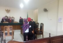 Suhadi Akan Buka-bukaan dan Lapor KPK PUTUSAN. PPK Yekti Kusumawati memeluk penasehat hukumnya usai menjalani persidangan putusan kasus tipikor pengadaan Alkes RSUD SSMA di Pengadilan Tipikor Pontianak, Kamis (5/7) sore--Ambrosius Junius/RK