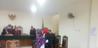 Suhadi Akan Buka-bukaan dan Lapor KPK PUTUSAN. PPK Yekti Kusumawati memeluk penasehat hukumnya usai menjalani persidangan putusan kasus tipikor pengadaan Alkes RSUD SSMA di Pengadilan Tipikor Pontianak, Kamis (5/7) sore--Ambrosius Junius/RK