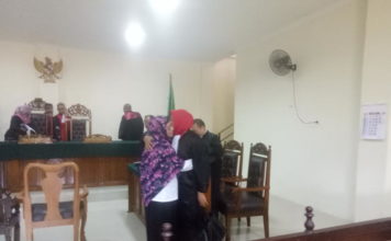 Suhadi Akan Buka-bukaan dan Lapor KPK PUTUSAN. PPK Yekti Kusumawati memeluk penasehat hukumnya usai menjalani persidangan putusan kasus tipikor pengadaan Alkes RSUD SSMA di Pengadilan Tipikor Pontianak, Kamis (5/7) sore--Ambrosius Junius/RK